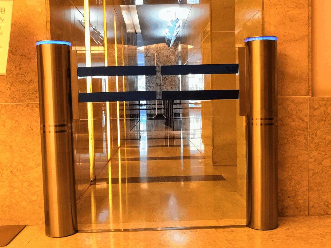 Barrera Batiente Automática de Doble Poste con Sensor de Inducción para Gestión de Ingreso Comercial – Sistema Inteligente de Control de Acceso para Supermercados
