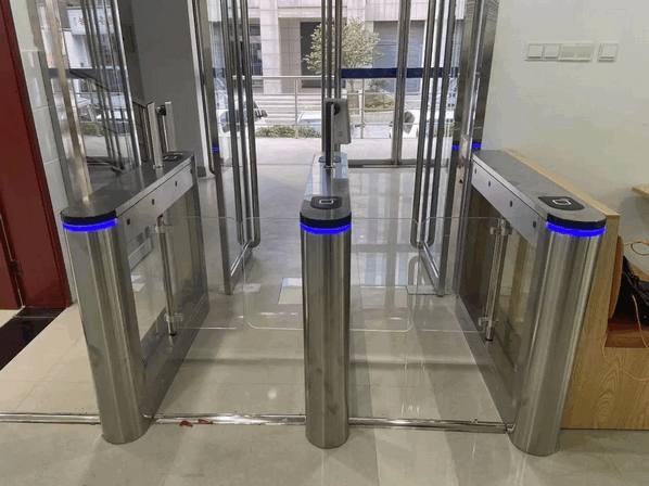 Multi-Factor High-Speed Pedestrian Turnstiles for Secure Corporate Passageways4