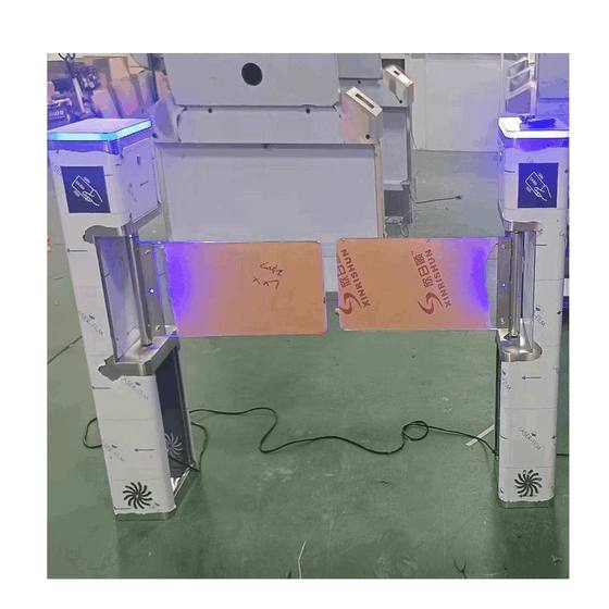 Barrera Batiente Automática para Ingreso Comercial – Sistema de Control de Acceso Peatonal con Sensores Inteligentes de Radar e Infrarrojo