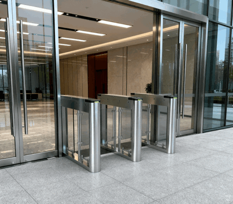 Barrera Batiente Automática Anticolisiones con RFID y Escáner de Código QR Integrados – Solución Inteligente de Infraestructura para Acceso Peatonal Urbano